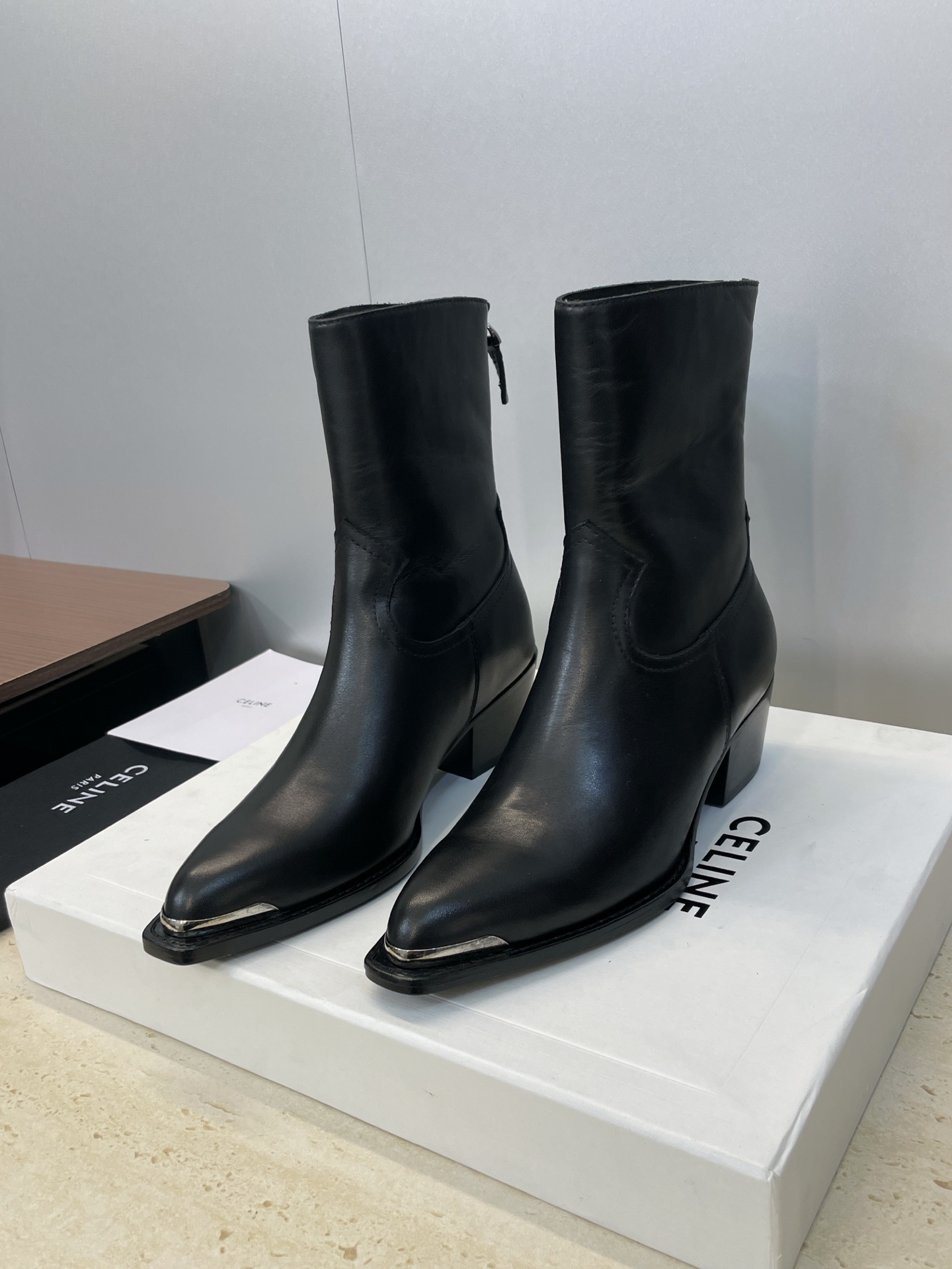 NO:547172,: Cow noodle/cowhide surface CELINE Autumn and winter new punk style iron-toed motorcycle short boots for women, Celine letter logo hardware buckle thick heel and zipper pointed toe knight boots Material: custom-made upper imported calf leather/imported cow leather + water-dyed cowhide lining + Italian genuine leather outsole Heel height: 4.5CM size women's code 35-41 (40.41 customization is not returnable), boots, celine, boots, cowhide, Leather  soles19860909:牛猄面/牛皮面 CELINE 秋冬新款朋克风格铁头机车女短靴 瑟琳字母logo五金扣粗跟后拉链尖头骑士靴 材质:鞋面定制进口小牛皮/进口牛猄皮+水染牛皮内里+意大利真皮大底 跟高:4.5CM size女码35-41（40.41定制不退换）,靴子,celine,boots,cowhide,Leather soles,Women's Shoes