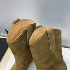 CELINE 秋冬新款朋克风格铁头一脚蹬机车女短靴 瑟琳字母logo五金扣粗跟尖头骑士靴材质:鞋面定制进 CELINE 秋冬新款朋克风格铁头一脚蹬机车女短靴 瑟琳字母logo五金扣粗跟尖头骑士靴材质:鞋面定制进