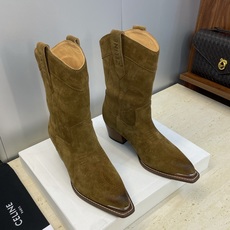 CELINE 秋冬新款朋克风格铁头一脚蹬机车女短靴 瑟琳字母logo五金扣粗跟尖头骑士靴材质:鞋面定制进 CELINE 秋冬新款朋克风格铁头一脚蹬机车女短靴 瑟琳字母logo五金扣粗跟尖头骑士靴材质:鞋面定制进