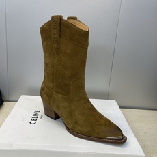 CELINE 秋冬新款朋克风格铁头一脚蹬机车女短靴 瑟琳字母logo五金扣粗跟尖头骑士靴材质:鞋面定制进 CELINE 秋冬新款朋克风格铁头一脚蹬机车女短靴 瑟琳字母logo五金扣粗跟尖头骑士靴材质:鞋面定制进