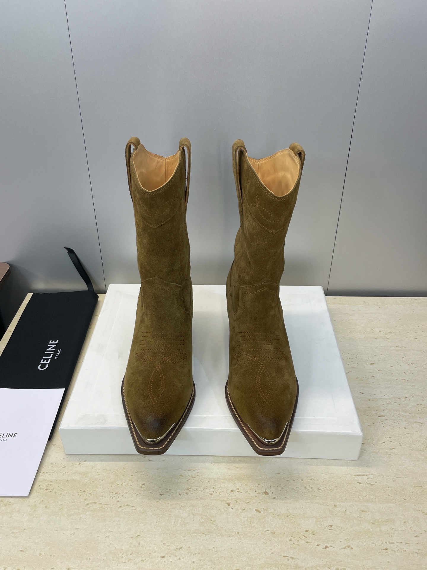 CELINE 秋冬新款朋克风格铁头一脚蹬机车女短靴 瑟琳字母logo五金扣粗跟尖头骑士靴材质:鞋面定制进