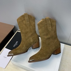 CELINE 秋冬新款朋克风格铁头一脚蹬机车女短靴 瑟琳字母logo五金扣粗跟尖头骑士靴材质:鞋面定制进 CELINE 秋冬新款朋克风格铁头一脚蹬机车女短靴 瑟琳字母logo五金扣粗跟尖头骑士靴材质:鞋面定制进