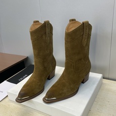 CELINE 秋冬新款朋克风格铁头一脚蹬机车女短靴 瑟琳字母logo五金扣粗跟尖头骑士靴材质:鞋面定制进 CELINE 秋冬新款朋克风格铁头一脚蹬机车女短靴 瑟琳字母logo五金扣粗跟尖头骑士靴材质:鞋面定制进