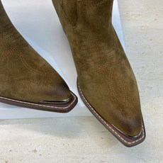 CELINE 秋冬新款朋克风格铁头一脚蹬机车女短靴 瑟琳字母logo五金扣粗跟尖头骑士靴材质:鞋面定制进 CELINE 秋冬新款朋克风格铁头一脚蹬机车女短靴 瑟琳字母logo五金扣粗跟尖头骑士靴材质:鞋面定制进