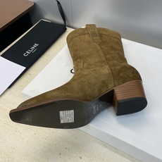 CELINE 秋冬新款朋克风格铁头一脚蹬机车女短靴 瑟琳字母logo五金扣粗跟尖头骑士靴材质:鞋面定制进 CELINE 秋冬新款朋克风格铁头一脚蹬机车女短靴 瑟琳字母logo五金扣粗跟尖头骑士靴材质:鞋面定制进