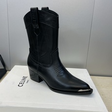 CELINE 秋冬新款朋克风格铁头一脚蹬机车女短靴 瑟琳字母logo五金扣粗跟尖头骑士靴材质:鞋面定制进 CELINE 秋冬新款朋克风格铁头一脚蹬机车女短靴 瑟琳字母logo五金扣粗跟尖头骑士靴材质:鞋面定制进