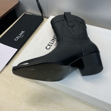 CELINE 秋冬新款朋克风格铁头一脚蹬机车女短靴 瑟琳字母logo五金扣粗跟尖头骑士靴材质:鞋面定制进 CELINE 秋冬新款朋克风格铁头一脚蹬机车女短靴 瑟琳字母logo五金扣粗跟尖头骑士靴材质:鞋面定制进