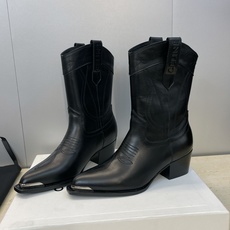 CELINE 秋冬新款朋克风格铁头一脚蹬机车女短靴 瑟琳字母logo五金扣粗跟尖头骑士靴材质:鞋面定制进 CELINE 秋冬新款朋克风格铁头一脚蹬机车女短靴 瑟琳字母logo五金扣粗跟尖头骑士靴材质:鞋面定制进