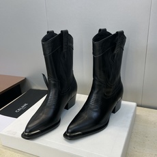 CELINE 秋冬新款朋克风格铁头一脚蹬机车女短靴 瑟琳字母logo五金扣粗跟尖头骑士靴材质:鞋面定制进 CELINE 秋冬新款朋克风格铁头一脚蹬机车女短靴 瑟琳字母logo五金扣粗跟尖头骑士靴材质:鞋面定制进