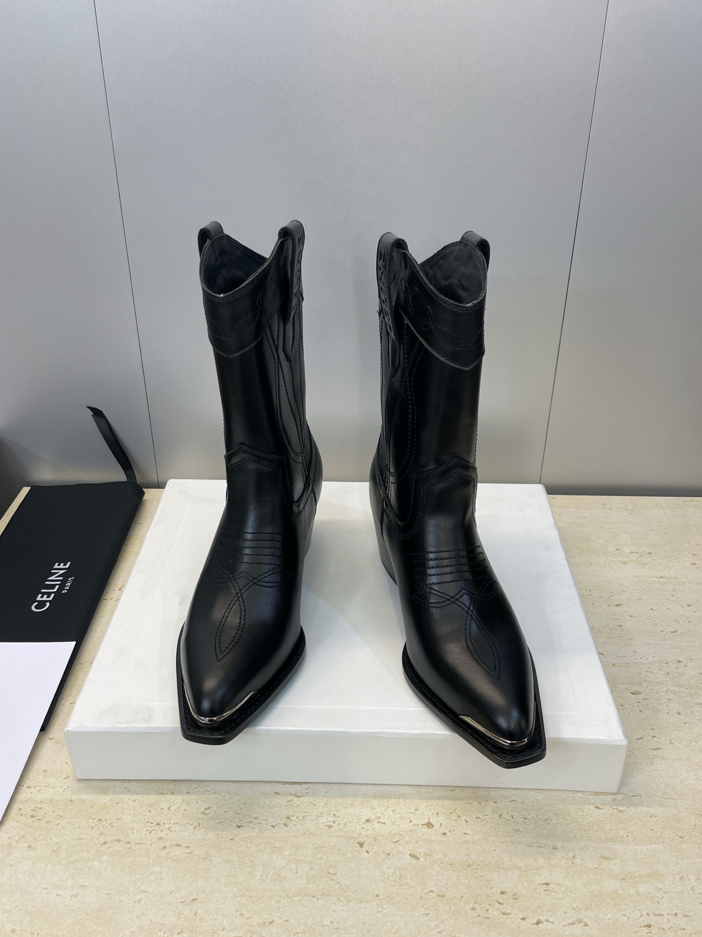 CELINE 秋冬新款朋克风格铁头一脚蹬机车女短靴 瑟琳字母logo五金扣粗跟尖头骑士靴材质:鞋面定制进