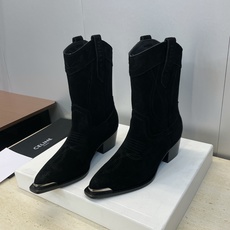 CELINE 秋冬新款朋克风格铁头一脚蹬机车女短靴 瑟琳字母logo五金扣粗跟尖头骑士靴材质:鞋面定制进 CELINE 秋冬新款朋克风格铁头一脚蹬机车女短靴 瑟琳字母logo五金扣粗跟尖头骑士靴材质:鞋面定制进