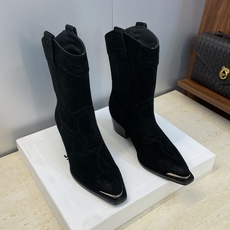 CELINE 秋冬新款朋克风格铁头一脚蹬机车女短靴 瑟琳字母logo五金扣粗跟尖头骑士靴材质:鞋面定制进 CELINE 秋冬新款朋克风格铁头一脚蹬机车女短靴 瑟琳字母logo五金扣粗跟尖头骑士靴材质:鞋面定制进