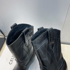 CELINE 秋冬新款朋克风格铁头一脚蹬机车女短靴 瑟琳字母logo五金扣粗跟尖头骑士靴材质:鞋面定制进 CELINE 秋冬新款朋克风格铁头一脚蹬机车女短靴 瑟琳字母logo五金扣粗跟尖头骑士靴材质:鞋面定制进