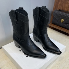 CELINE 秋冬新款朋克风格铁头一脚蹬机车女短靴 瑟琳字母logo五金扣粗跟尖头骑士靴材质:鞋面定制进 CELINE 秋冬新款朋克风格铁头一脚蹬机车女短靴 瑟琳字母logo五金扣粗跟尖头骑士靴材质:鞋面定制进