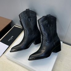 CELINE 秋冬新款朋克风格铁头一脚蹬机车女短靴 瑟琳字母logo五金扣粗跟尖头骑士靴材质:鞋面定制进 CELINE 秋冬新款朋克风格铁头一脚蹬机车女短靴 瑟琳字母logo五金扣粗跟尖头骑士靴材质:鞋面定制进