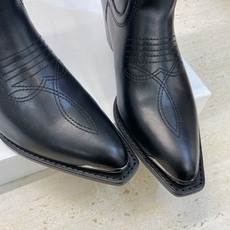 CELINE 秋冬新款朋克风格铁头一脚蹬机车女短靴 瑟琳字母logo五金扣粗跟尖头骑士靴材质:鞋面定制进 CELINE 秋冬新款朋克风格铁头一脚蹬机车女短靴 瑟琳字母logo五金扣粗跟尖头骑士靴材质:鞋面定制进