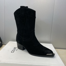 CELINE 秋冬新款朋克风格铁头一脚蹬机车女短靴 瑟琳字母logo五金扣粗跟尖头骑士靴材质:鞋面定制进 CELINE 秋冬新款朋克风格铁头一脚蹬机车女短靴 瑟琳字母logo五金扣粗跟尖头骑士靴材质:鞋面定制进
