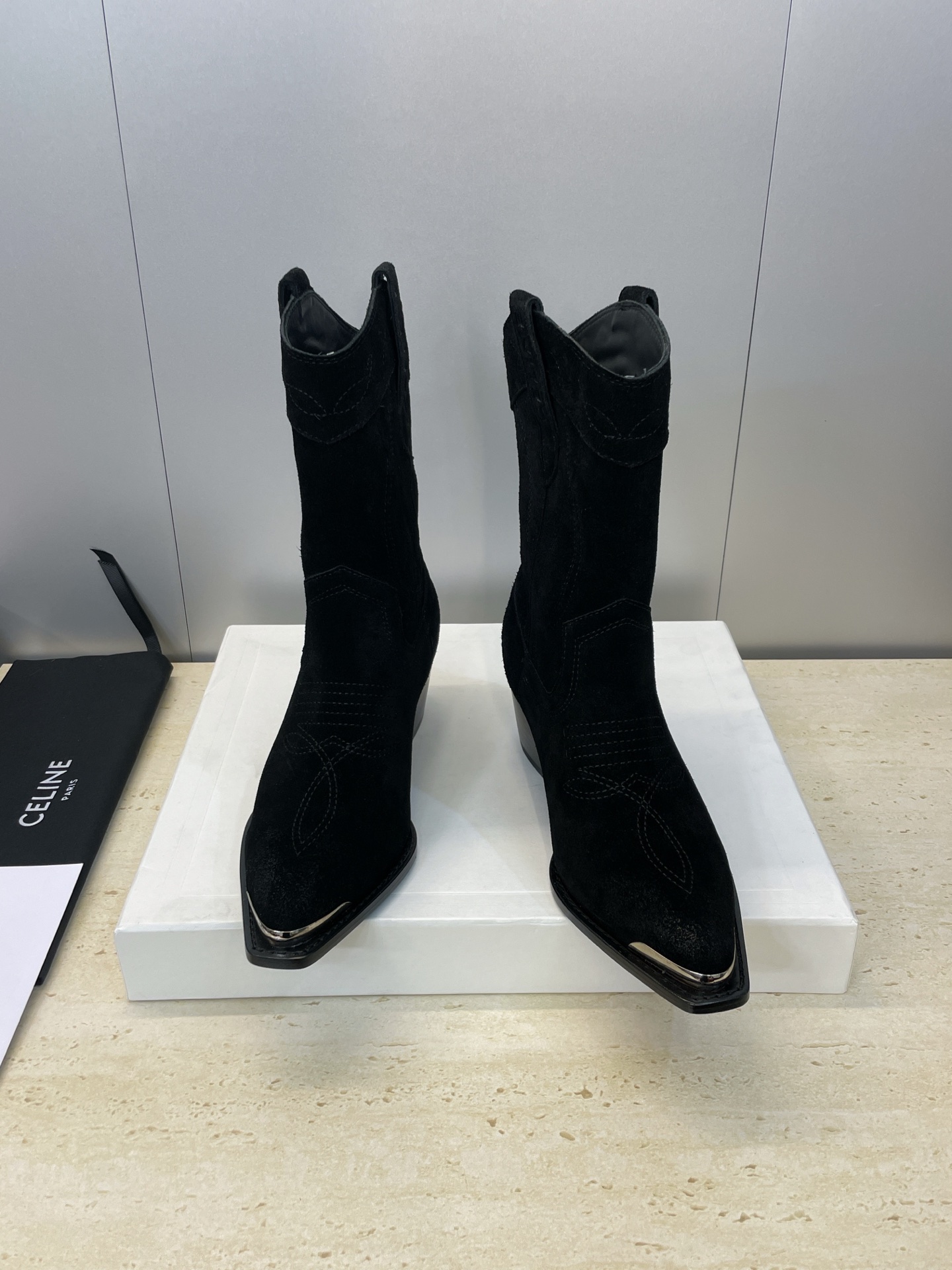 CELINE 秋冬新款朋克风格铁头一脚蹬机车女短靴 瑟琳字母logo五金扣粗跟尖头骑士靴材质:鞋面定制进