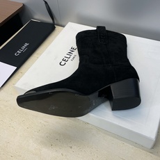 CELINE 秋冬新款朋克风格铁头一脚蹬机车女短靴 瑟琳字母logo五金扣粗跟尖头骑士靴材质:鞋面定制进 CELINE 秋冬新款朋克风格铁头一脚蹬机车女短靴 瑟琳字母logo五金扣粗跟尖头骑士靴材质:鞋面定制进