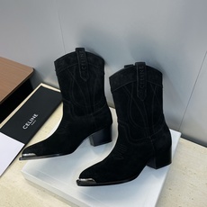 CELINE 秋冬新款朋克风格铁头一脚蹬机车女短靴 瑟琳字母logo五金扣粗跟尖头骑士靴材质:鞋面定制进 CELINE 秋冬新款朋克风格铁头一脚蹬机车女短靴 瑟琳字母logo五金扣粗跟尖头骑士靴材质:鞋面定制进