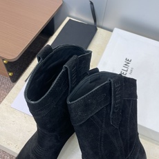 CELINE 秋冬新款朋克风格铁头一脚蹬机车女短靴 瑟琳字母logo五金扣粗跟尖头骑士靴材质:鞋面定制进 CELINE 秋冬新款朋克风格铁头一脚蹬机车女短靴 瑟琳字母logo五金扣粗跟尖头骑士靴材质:鞋面定制进
