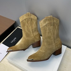 CELINE 秋冬新款朋克风格铁头一脚蹬机车女短靴 瑟琳字母logo五金扣粗跟尖头骑士靴材质:鞋面定制进 CELINE 秋冬新款朋克风格铁头一脚蹬机车女短靴 瑟琳字母logo五金扣粗跟尖头骑士靴材质:鞋面定制进