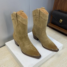 CELINE 秋冬新款朋克风格铁头一脚蹬机车女短靴 瑟琳字母logo五金扣粗跟尖头骑士靴材质:鞋面定制进 CELINE 秋冬新款朋克风格铁头一脚蹬机车女短靴 瑟琳字母logo五金扣粗跟尖头骑士靴材质:鞋面定制进