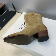 CELINE 秋冬新款朋克风格铁头一脚蹬机车女短靴 瑟琳字母logo五金扣粗跟尖头骑士靴材质:鞋面定制进 CELINE 秋冬新款朋克风格铁头一脚蹬机车女短靴 瑟琳字母logo五金扣粗跟尖头骑士靴材质:鞋面定制进