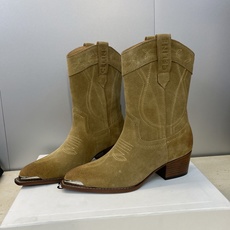CELINE 秋冬新款朋克风格铁头一脚蹬机车女短靴 瑟琳字母logo五金扣粗跟尖头骑士靴材质:鞋面定制进 CELINE 秋冬新款朋克风格铁头一脚蹬机车女短靴 瑟琳字母logo五金扣粗跟尖头骑士靴材质:鞋面定制进