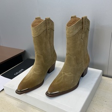 CELINE 秋冬新款朋克风格铁头一脚蹬机车女短靴 瑟琳字母logo五金扣粗跟尖头骑士靴材质:鞋面定制进 CELINE 秋冬新款朋克风格铁头一脚蹬机车女短靴 瑟琳字母logo五金扣粗跟尖头骑士靴材质:鞋面定制进