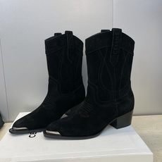 CELINE 秋冬新款朋克风格铁头一脚蹬机车女短靴 瑟琳字母logo五金扣粗跟尖头骑士靴材质:鞋面定制进 CELINE 秋冬新款朋克风格铁头一脚蹬机车女短靴 瑟琳字母logo五金扣粗跟尖头骑士靴材质:鞋面定制进