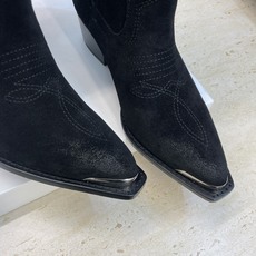 CELINE 秋冬新款朋克风格铁头一脚蹬机车女短靴 瑟琳字母logo五金扣粗跟尖头骑士靴材质:鞋面定制进 CELINE 秋冬新款朋克风格铁头一脚蹬机车女短靴 瑟琳字母logo五金扣粗跟尖头骑士靴材质:鞋面定制进