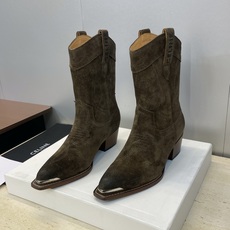 CELINE 秋冬新款朋克风格铁头一脚蹬机车女短靴 瑟琳字母logo五金扣粗跟尖头骑士靴材质:鞋面定制进 CELINE 秋冬新款朋克风格铁头一脚蹬机车女短靴 瑟琳字母logo五金扣粗跟尖头骑士靴材质:鞋面定制进