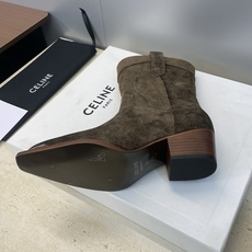 CELINE 秋冬新款朋克风格铁头一脚蹬机车女短靴 瑟琳字母logo五金扣粗跟尖头骑士靴材质:鞋面定制进 CELINE 秋冬新款朋克风格铁头一脚蹬机车女短靴 瑟琳字母logo五金扣粗跟尖头骑士靴材质:鞋面定制进