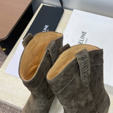 CELINE 秋冬新款朋克风格铁头一脚蹬机车女短靴 瑟琳字母logo五金扣粗跟尖头骑士靴材质:鞋面定制进 CELINE 秋冬新款朋克风格铁头一脚蹬机车女短靴 瑟琳字母logo五金扣粗跟尖头骑士靴材质:鞋面定制进