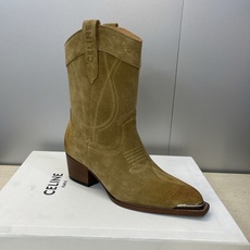 CELINE 秋冬新款朋克风格铁头一脚蹬机车女短靴 瑟琳字母logo五金扣粗跟尖头骑士靴材质:鞋面定制进 CELINE 秋冬新款朋克风格铁头一脚蹬机车女短靴 瑟琳字母logo五金扣粗跟尖头骑士靴材质:鞋面定制进
