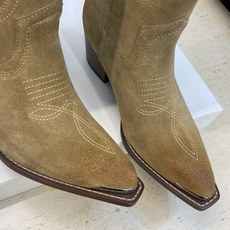 CELINE 秋冬新款朋克风格铁头一脚蹬机车女短靴 瑟琳字母logo五金扣粗跟尖头骑士靴材质:鞋面定制进 CELINE 秋冬新款朋克风格铁头一脚蹬机车女短靴 瑟琳字母logo五金扣粗跟尖头骑士靴材质:鞋面定制进