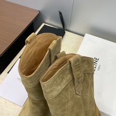 CELINE 秋冬新款朋克风格铁头一脚蹬机车女短靴 瑟琳字母logo五金扣粗跟尖头骑士靴材质:鞋面定制进 CELINE 秋冬新款朋克风格铁头一脚蹬机车女短靴 瑟琳字母logo五金扣粗跟尖头骑士靴材质:鞋面定制进
