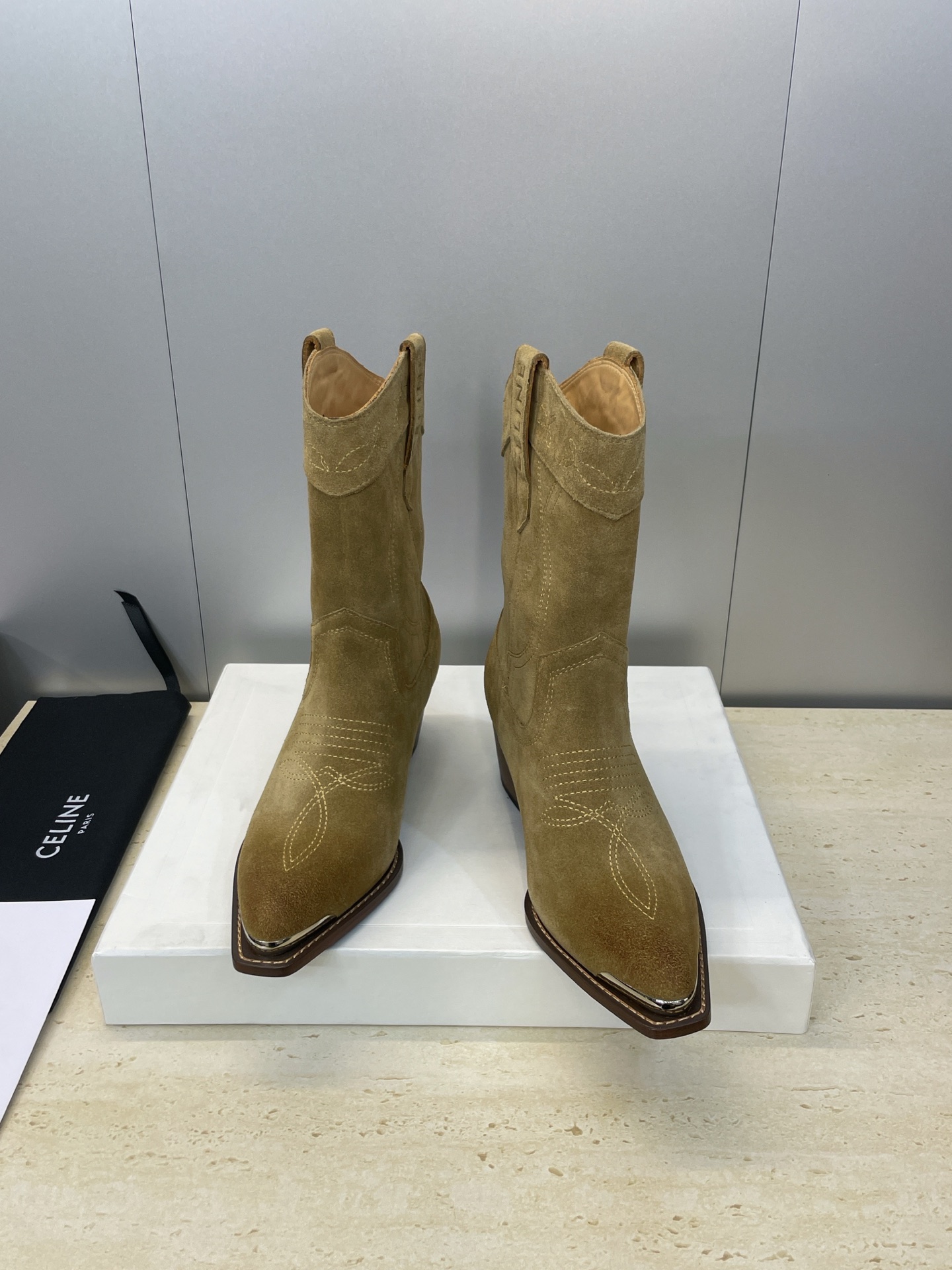 CELINE 秋冬新款朋克风格铁头一脚蹬机车女短靴 瑟琳字母logo五金扣粗跟尖头骑士靴材质:鞋面定制进