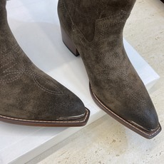 CELINE 秋冬新款朋克风格铁头一脚蹬机车女短靴 瑟琳字母logo五金扣粗跟尖头骑士靴材质:鞋面定制进 CELINE 秋冬新款朋克风格铁头一脚蹬机车女短靴 瑟琳字母logo五金扣粗跟尖头骑士靴材质:鞋面定制进