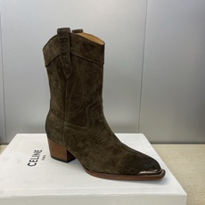 CELINE 秋冬新款朋克风格铁头一脚蹬机车女短靴 瑟琳字母logo五金扣粗跟尖头骑士靴材质:鞋面定制进 CELINE 秋冬新款朋克风格铁头一脚蹬机车女短靴 瑟琳字母logo五金扣粗跟尖头骑士靴材质:鞋面定制进