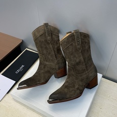 CELINE 秋冬新款朋克风格铁头一脚蹬机车女短靴 瑟琳字母logo五金扣粗跟尖头骑士靴材质:鞋面定制进 CELINE 秋冬新款朋克风格铁头一脚蹬机车女短靴 瑟琳字母logo五金扣粗跟尖头骑士靴材质:鞋面定制进