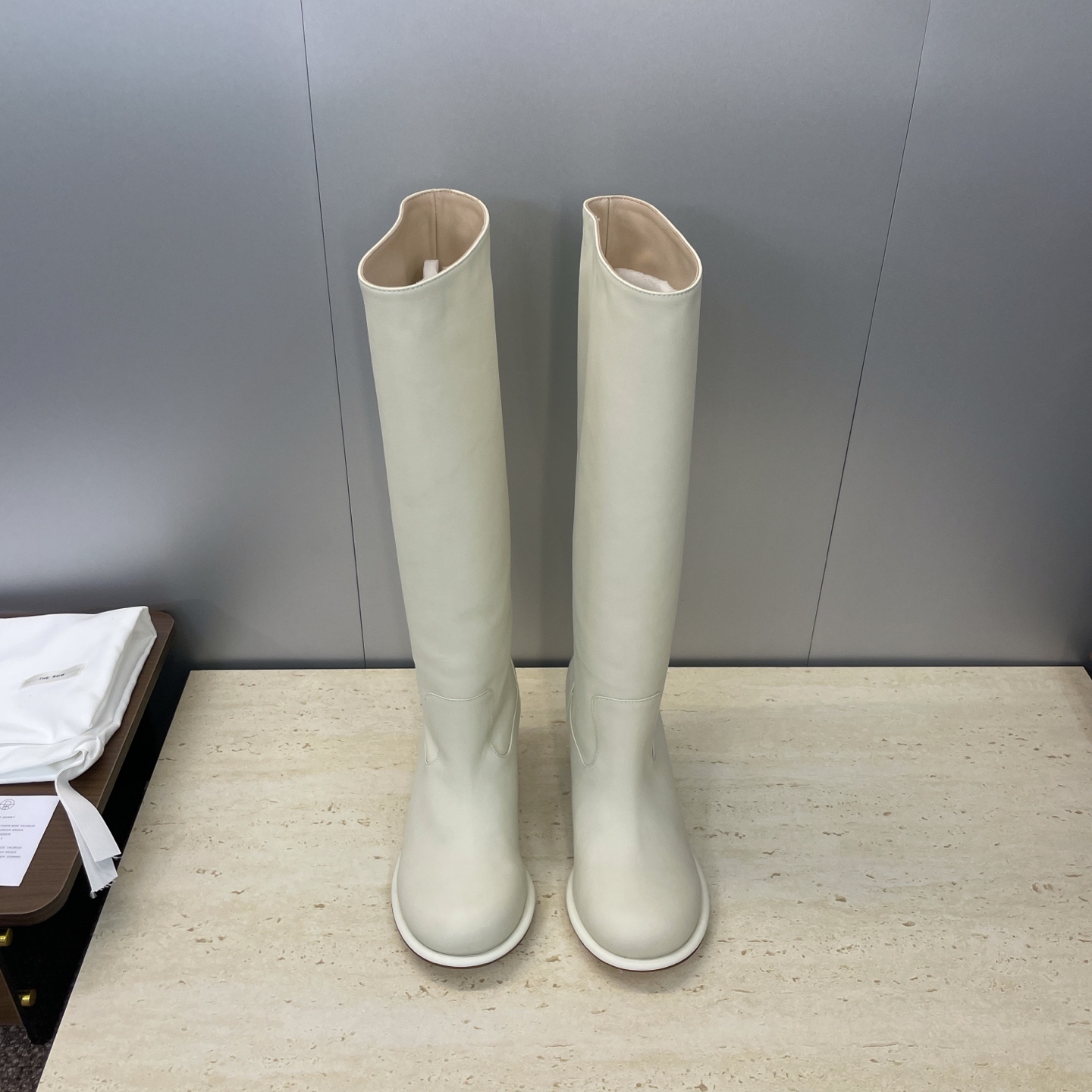 NO:559107,The Row 2025 new autumn and winter thick-heeled motorcycle knee-high women's boots. High-heeled round-toe one-step knight high boots. Material upper imported calfskin + water-dyed cowhide lining feet + Italian leather outsole. Heel height 7.5CM (data for 36 yards). Tube height 38/tube circumference 33 (the front and rear code numbers increase by 0.5cm)  Size35-41 (40.41 customization is not returnable), boots, cowhide, Leather soles19860909The Row 2025秋冬新款粗跟机车及膝女长靴 高跟圆头一脚蹬骑士高筒靴 材质鞋面进口小牛皮+水染牛皮内里垫脚+意大利真皮大底 跟高7.5CM（36码数据）筒高38 /筒围33（前后码数递增递减0.5cm） Size35-41(40.41定制不退换）,靴子,boots,cowhide,Leather soles,Women's Shoes