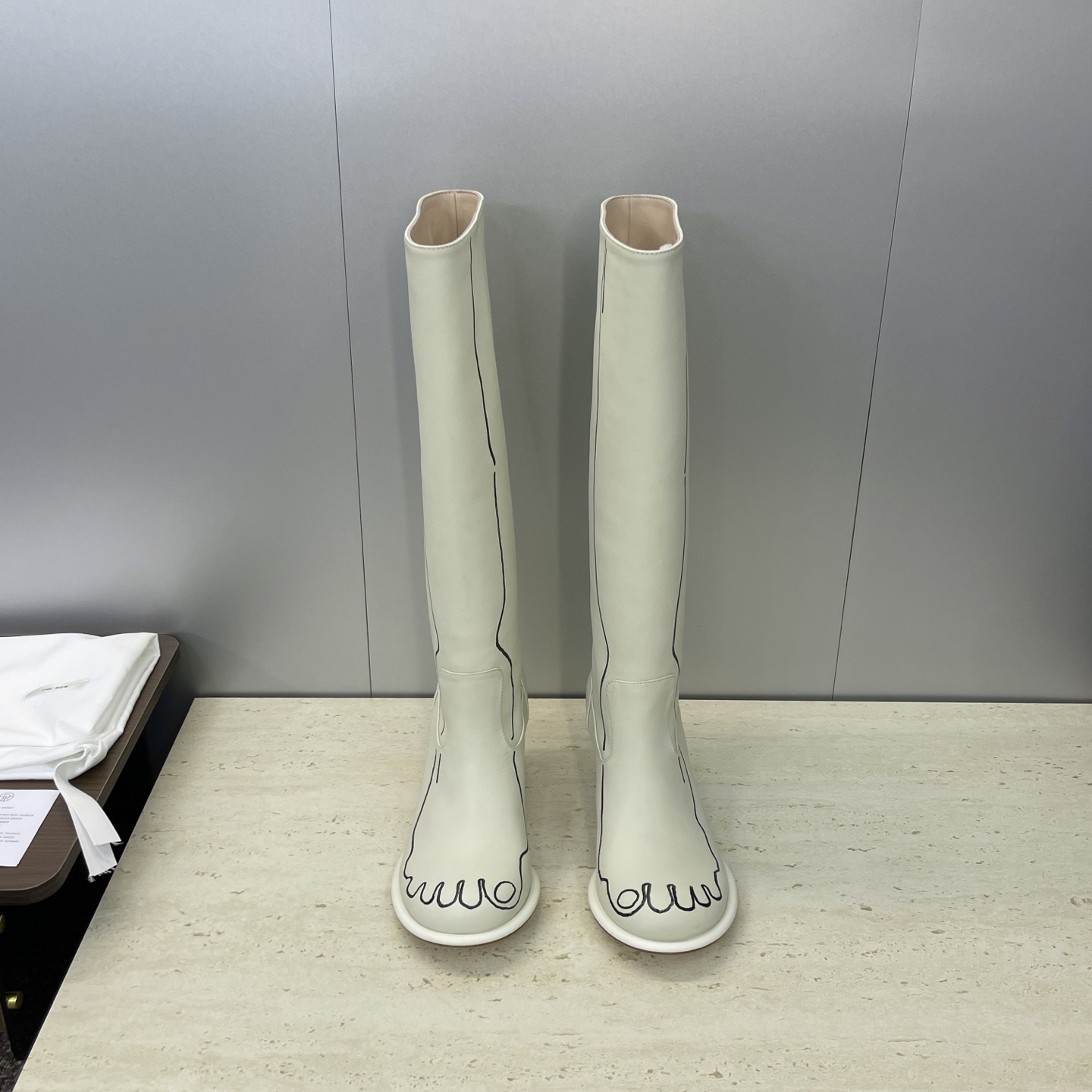NO:559094,The Row 2025 new autumn and winter hand-painted graffiti motorcycle knee-high women's boots, high-heeled round-toe one-step knight high boots, material upper imported calfskin + water-dyed cowhide lining feet + Italian genuine leather outsole Heel height 7.5CM (36 code data) Tube height 38 / Tube circumference 33 (the front and rear code numbers increase by 0.5cm)  Size35-41 (40.41 customization is not returnable), boots, cowhide, Leather soles19860909The Row 2025秋冬新款手绘涂鸦机车及膝女长靴 高跟圆头一脚蹬骑士高筒靴 材质鞋面进口小牛皮+水染牛皮内里垫脚+意大利真皮大底 跟高7.5CM（36码数据）筒高38 /筒围33（前后码数递增递减0.5cm） Size35-41(40.41定制不退换）,靴子,boots,cowhide,Leather soles,Women's Shoes