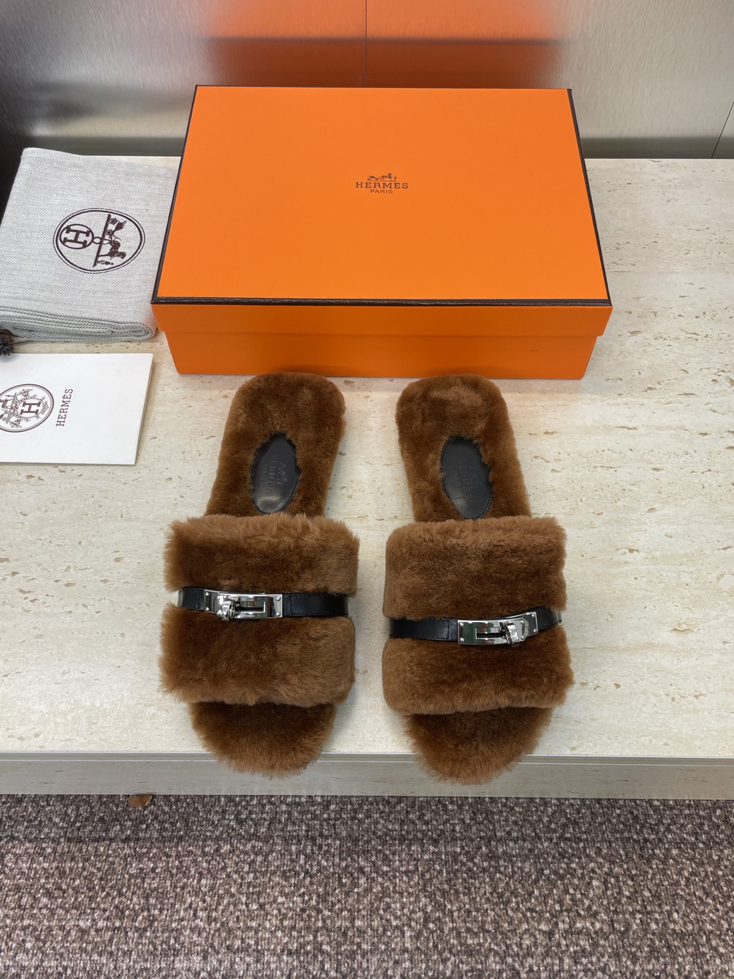 NO:559791,Hermes 2025 new autumn and winter Giulia punk style color-blocked furry women's shoes H family flat-soled Kelly hardware buckle round-toe open-toe home shoes Material upper imported calfskin/imported lamb wool + lamb wool lining + Italian leather outsole Size: 35-43 (40.41.42.43 customization is not returnable), furry shoes and slippers, hermes, hermes, slippers, cowhide, Leather soles19860909爱马仕 Hermes 2025秋冬新款 Giulia 朋克风拼色毛毛女鞋 H家平底Kelly五金扣圆头露趾居家鞋 材质鞋面进口小牛皮/进口羊羔毛+羊羔毛内里+意大利真皮大底 Size: 35-43(40.41.42.43定制不退换）,毛毛鞋拖鞋,hermes,hermes,slippers,cowhide,Leather soles,Women's Shoes
