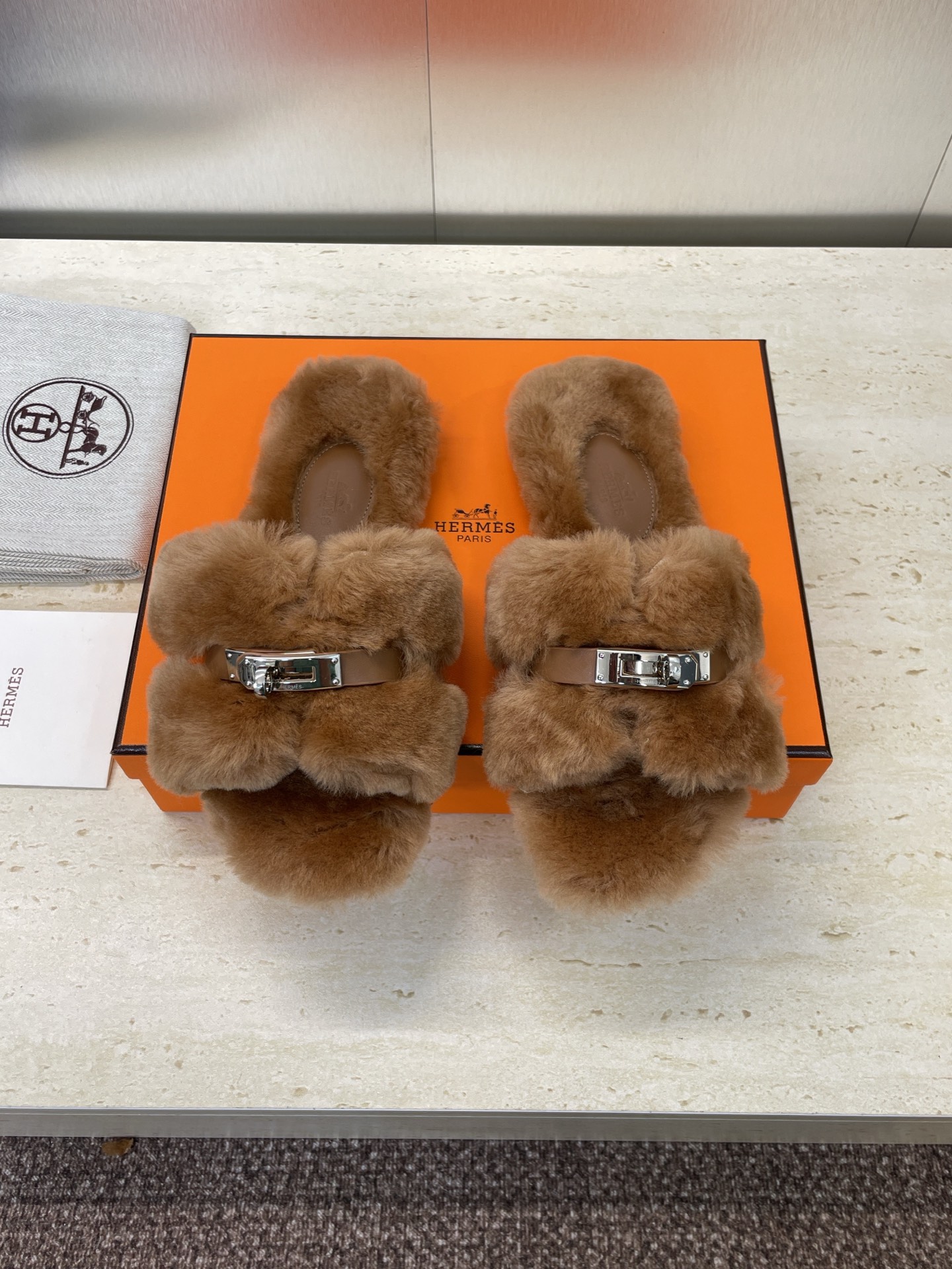 NO:559794,Hermes Hermes autumn and winter classic Oran candy-colored thong women's shoes H classic Kelly buckle flat round toe open toe lambswool slippers Material upper imported lambswool + Italian leather outsole Size: 35-43 (40.41.42.43 customized non-returnable), fur shoes and slippers, hermes, hermes, slippers, Leather soles19860909爱马仕 Hermes 秋冬经典款 Oran 糖果色工字拖女鞋 H家经典Kelly扣平底圆头露趾羊羔毛拖鞋 材质鞋面进口羊羔毛+意大利真皮大底 Size: 35-43(40.41.42.43定制不退换）,毛毛鞋拖鞋,hermes,hermes,slippers,Leather soles,Women's Shoes