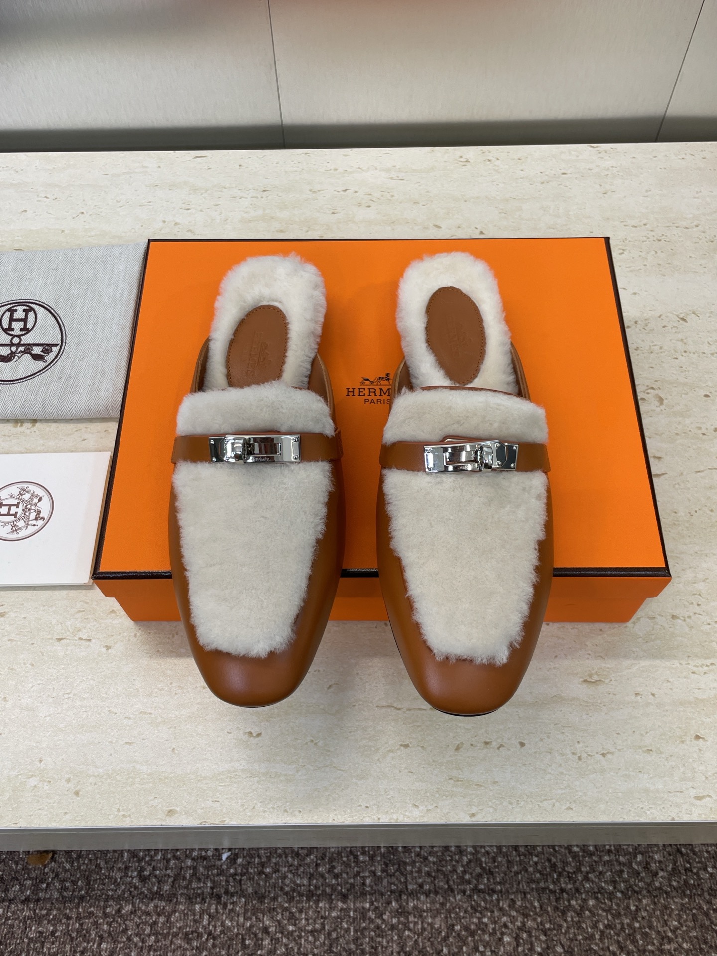 NO:559788,Hermes 2025 Autumn and Winter Classic Kelly Buckle OZ Fur One-piece Colorblock Shoes H Family Flat Round Toe Mule Slippers Material Upper Imported Calfskin + Lamb Hair Lining + Italian Genuine Leather Outsole Size: 35-42 (40.41.42 customization is non-returnable), semi-furry shoes, hermes, hermes, slippers, cowhide, Leather soles19860909爱马仕 Hermes 2025秋冬经典款 Kelly扣 OZ皮毛一体拼色鞋 H家平底圆头穆勒拖鞋 材质鞋面进口小牛皮+羊羔毛内里+意大利真皮大底 Size: 35-42(40.41.42定制不退换）,半拖毛毛鞋,hermes,hermes,slippers,cowhide,Leather soles,Women's Shoes