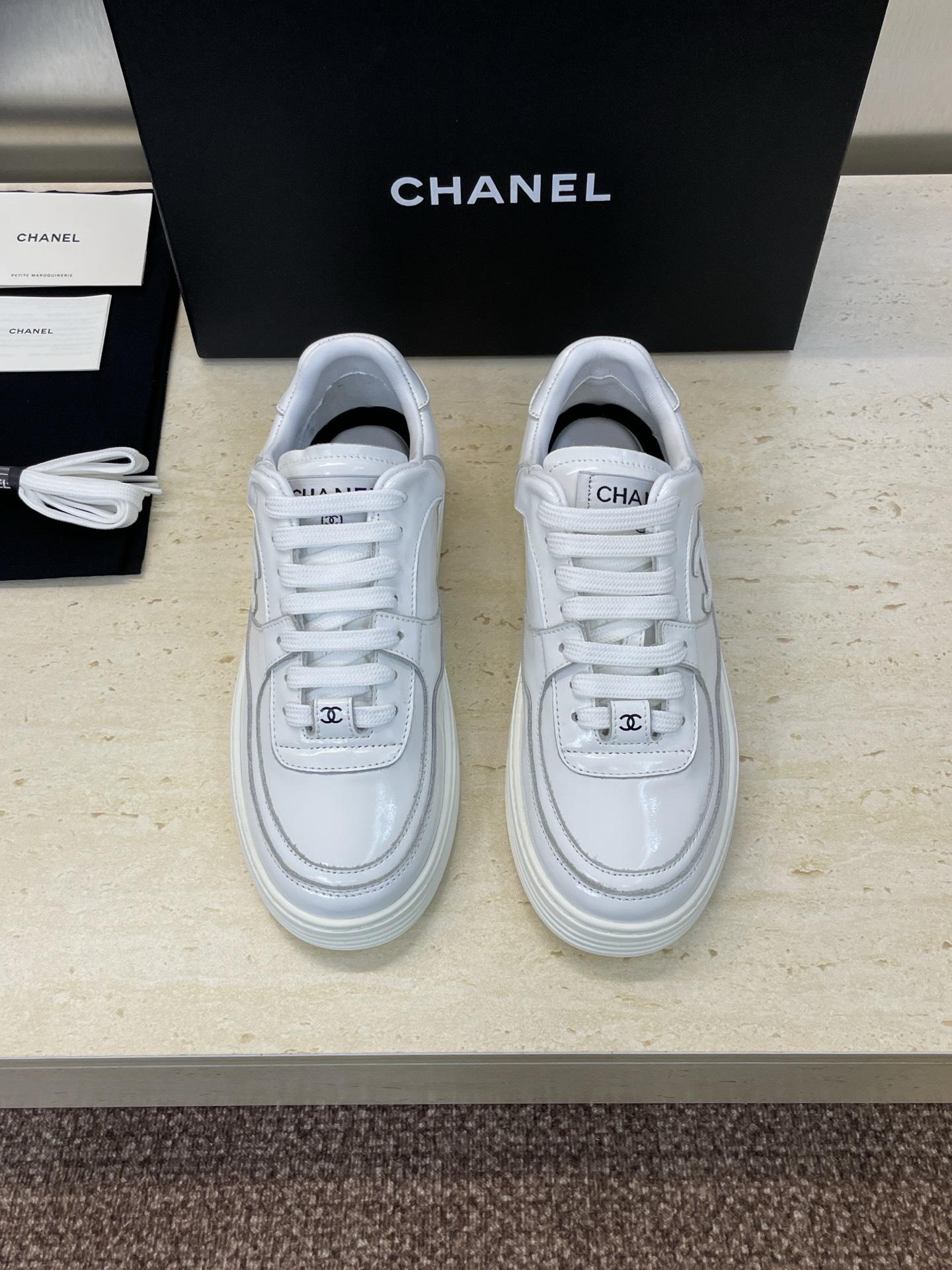 NO:559785,: Women's code/Men's code CHANEL new autumn and winter couple's wear lace-up casual shoes Xiaoxiang letter logo thick-soled round-toe color-blocking sports skateboard shoes Material: imported cow wrinkle patent leather upper + water-dyed sheepskin lining + original molded Tpu outsole Size: women's code 35-42 (40.41.42 customization is not returnable)  Men's size 38-45 (38.45 customized, non-returnable), casual shoes/sports shoes, chanel, chanel, sneakers, sheepskin19860909:女码/男码 CHANEL 香奈儿秋冬新款情侣装系带休闲鞋 小香字母logo厚底圆头拼色运动滑板鞋 材质:鞋面进口牛皱漆皮+水染羊皮内里+原版开模Tpu大底 Size:女码35-42(40.41.42定制不退换)  男码38-45(38.45定制不退换),休闲鞋/运动鞋,chanel,chanel,sneakers,sheepskin,Women's Shoes