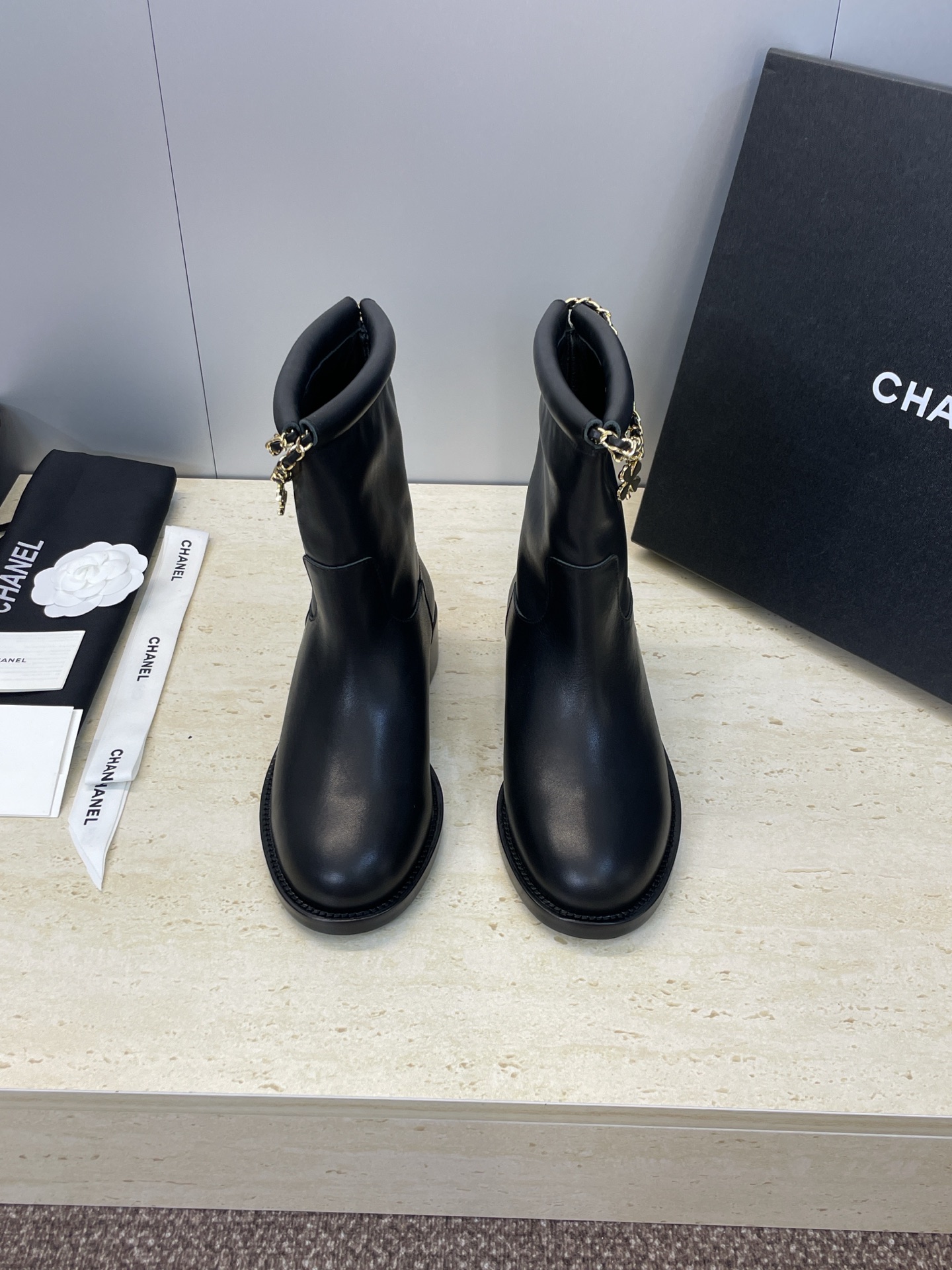 NO:559776,: Leather surface/sheep noodle Chanel Chanel autumn and winter new punk style chain short boots for women, small fragrant letter logo hardware buckle round toe low-heeled motorcycle rider boots Material: imported calfskin upper/imported sheepskin + water-dyed cowhide lining + Italian genuine leather outsole Heel height: 3CM Size35-41 (40.41 custom-made and non-refundable), boots, chanel, chanel, boots, cowhide, sheep, Leather  soles19860909:皮面/羊猄面 Chanel 香奈儿 秋冬新款朋克风格链条女短靴 小香字母logo五金扣圆头低跟机车骑士靴 材质:鞋面进口小牛皮/进口羊猄皮+水染牛皮内里+意大利真皮大底 跟高:3CM Size35-41(40.41定做不退换）,靴子,chanel,chanel,boots,cowhide,sheep,Leather soles,Women's Shoes