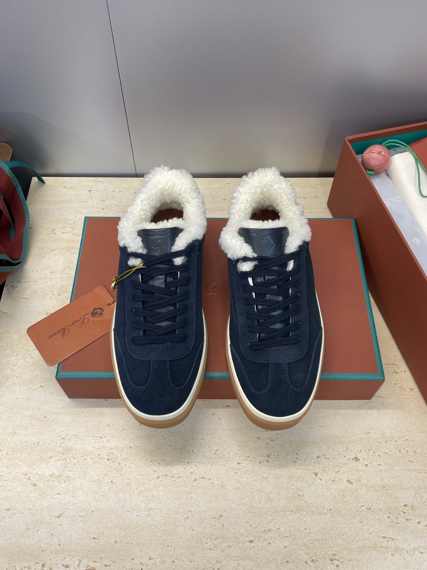 NO:560405,Loro Piana 2025 new autumn and winter Tennis Walk series casual lace-up moral training shoes for couples LP flat old money style color-blocked sports skateboard anti-cold and warm lambskin shoes Material upper imported calfskin/sheep leather + lambskin lining + original open mold non-slip outsole Size women's code 35-41 (40.41 customization is not returnable)  Men's size 39-46 (45.46 customized, non-returnable), casual shoes/sports shoes, loro piana, loro piana, sneakers, cowhide, sheep19860909Loro Piana 2025秋冬新款Tennis Walk系列情侣款休闲系带德训鞋 LP平底老钱风拼色运动滑板防寒保暖羊羔毛鞋 材质鞋面进口小牛皮/羊猄皮+羊羔毛内里+原版开模防滑大底 Size女码35-41（40.41定制不退换）  男码39-46（45.46定制不退换）,休闲鞋/运动鞋,loro piana,loro piana,sneakers,cowhide,sheep,Women's Shoes